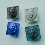 Comparaison couleur Bleu : poignée de meuble Carré Palazzo Lion Endormi L en résine biosourcée, bronze et cuivre (Holdon Paris)