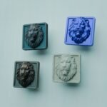 Comparaison couleur Bleu : poignée de meuble Carré Palazzo Lion Endormi M en résine biosourcée, bronze et cuivre (Holdon Paris)
