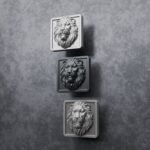 Comparaison couleur Gris / Argenté : poignée de meuble Carré Palazzo Lion Endormi M en aluminium et résine biosourcée (Holdon Paris)