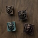 Comparaison couleur Marron : poignée de meuble Carré Palazzo Lion Endormi M en bronze et cuivre (Holdon Paris)