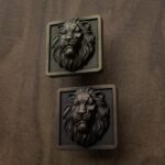 Comparaison couleur Noir : poignée de meuble Carré Palazzo Lion Endormi M en bronze et laiton (Holdon Paris)
