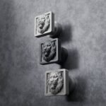 Comparaison couleur Gris / Argenté : poignée de meuble Carré Palazzo Lion Endormi S en aluminium et résine biosourcée (Holdon Paris)