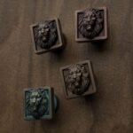 Comparaison couleur Marron : poignée de meuble Carré Palazzo Lion Endormi S en bronze et cuivre (Holdon Paris)