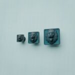Comparaison des tailles — poignée de meuble Carré Palazzo Lion Rugissant Cuivre Azurite — Holdon Paris