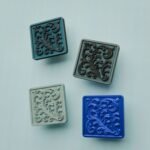 Comparaison couleur Bleu : poignée de meuble Carré Palazzo Rinceaux L en résine biosourcée, bronze et cuivre (Holdon Paris)