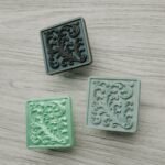 Comparaison couleur Vert : poignée de meuble Carré Palazzo Rinceaux L en bronze et résine biosourcée (Holdon Paris)