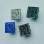 Comparaison couleur Bleu : poignée de meuble Carré Palazzo Rinceaux M en résine biosourcée, bronze et cuivre (Holdon Paris)