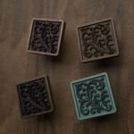 Comparaison couleur Marron : poignée de meuble Carré Palazzo Rinceaux M en bronze et cuivre (Holdon Paris)