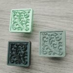 Comparaison couleur Vert : poignée de meuble Carré Palazzo Rinceaux M en bronze et résine biosourcée (Holdon Paris)