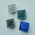 Comparaison couleur Bleu : poignée de meuble Carré Palazzo Rosace L en résine biosourcée, bronze et cuivre (Holdon Paris)