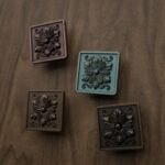 Comparaison couleur Marron : poignée de meuble Carré Palazzo Rosace L en bronze et cuivre (Holdon Paris)