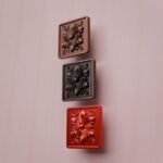 Comparaison couleur Rouge : poignée de meuble Carré Palazzo Rosace L en résine biosourcée et cuivre (Holdon Paris)