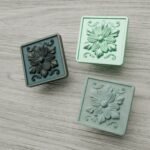 Comparaison couleur Vert : poignée de meuble Carré Palazzo Rosace L en bronze et résine biosourcée (Holdon Paris)