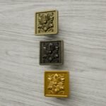 Comparaison couleur Jaune / Doré : poignée de meuble Carré Palazzo Rosace M en résine biosourcée et laiton (Holdon Paris)