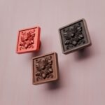 Comparaison couleur Rouge : poignée de meuble Carré Palazzo Rosace M en résine biosourcée et cuivre (Holdon Paris)