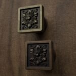 Comparaison couleur Noir : poignée de meuble Carré Palazzo Rosace S en bronze et laiton (Holdon Paris)