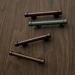 Comparaison couleur Marron : poignée de meuble Colonne Florentine Essentiel S en bronze et cuivre (Holdon Paris)