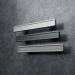 Comparaison couleur Gris / Argenté : poignée de meuble Demibarre Palazzo Essentiel S en aluminium et résine biosourcée (Holdon Paris)