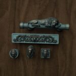 Florentiner Medaillon, Schlafender Löwe, S, Bronze Grünspan, Silhouettenvergleich
