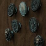 Comparaison des motifs — poignée de meuble Médaillon Florentin Bronze Vert-de-gris M — Holdon Paris