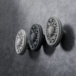 Comparaison couleur Gris / Argenté : poignée de meuble Médaillon Florentin Coquillage L en aluminium et résine biosourcée (Holdon Paris)