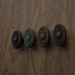 Comparaison couleur Marron : poignée de meuble Médaillon Florentin Coquillage L en bronze et cuivre (Holdon Paris)