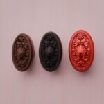 Comparaison couleur Rouge : poignée de meuble Médaillon Florentin Coquillage L en résine biosourcée et cuivre (Holdon Paris)