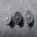 Comparaison couleur Gris / Argenté : poignée de meuble Médaillon Florentin Coquillage M en aluminium et résine biosourcée (Holdon Paris)
