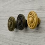 Comparaison couleur Jaune / Doré : poignée de meuble Médaillon Florentin Coquillage M en résine biosourcée et laiton (Holdon Paris)