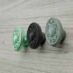 Comparaison couleur Vert : poignée de meuble Médaillon Florentin Coquillage M en bronze et résine biosourcée (Holdon Paris)
