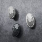 Comparaison couleur Gris / Argenté : poignée de meuble Médaillon Florentin Essentiel L en aluminium et résine biosourcée (Holdon Paris)
