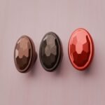 Comparaison couleur Rouge : poignée de meuble Médaillon Florentin Essentiel L en résine biosourcée et cuivre (Holdon Paris)