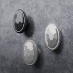 Comparaison couleur Gris / Argenté : poignée de meuble Médaillon Florentin Essentiel M en aluminium et résine biosourcée (Holdon Paris)