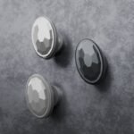 Comparaison couleur Gris / Argenté : poignée de meuble Médaillon Florentin Essentiel S en aluminium et résine biosourcée (Holdon Paris)