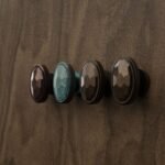 Comparaison couleur Marron : poignée de meuble Médaillon Florentin Essentiel S en bronze et cuivre (Holdon Paris)