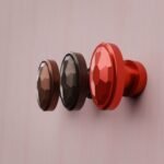Comparaison couleur Rouge : poignée de meuble Médaillon Florentin Essentiel S en résine biosourcée et cuivre (Holdon Paris)