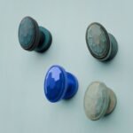 Comparaison couleur Bleu : poignée de meuble Médaillon Florentin Essentiel XS en résine biosourcée, bronze et cuivre (Holdon Paris)