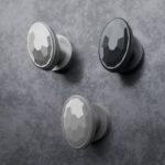 Comparaison couleur Gris / Argenté : poignée de meuble Médaillon Florentin Essentiel XS en aluminium et résine biosourcée (Holdon Paris)