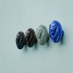 Comparaison couleur Bleu : poignée de meuble Médaillon Florentin Lion Endormi L en résine biosourcée, bronze et cuivre (Holdon Paris)
