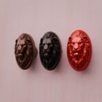 Comparaison couleur Rouge : poignée de meuble Médaillon Florentin Lion Endormi L en résine biosourcée et cuivre (Holdon Paris)