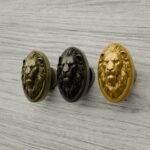 Comparaison couleur Jaune / Doré : poignée de meuble Médaillon Florentin Lion Endormi M en résine biosourcée et laiton (Holdon Paris)