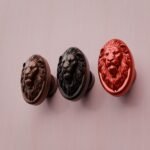 Comparaison couleur Rouge : poignée de meuble Médaillon Florentin Lion Endormi M en résine biosourcée et cuivre (Holdon Paris)