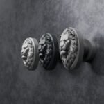 Florentiner Medaillon, Schlafender Löwe, S, Aluminium Satiniert, Farbvergleich