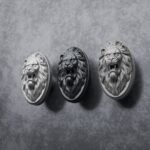 Comparaison couleur Gris / Argenté : poignée de meuble Médaillon Florentin Lion Rugissant L en aluminium et résine biosourcée (Holdon Paris)