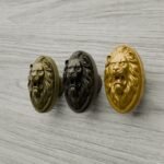 Comparaison couleur Jaune / Doré : poignée de meuble Médaillon Florentin Lion Rugissant L en résine biosourcée et laiton (Holdon Paris)