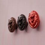Comparaison couleur Rouge : poignée de meuble Médaillon Florentin Lion Rugissant L en résine biosourcée et cuivre (Holdon Paris)