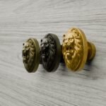 Comparaison couleur Jaune / Doré : poignée de meuble Médaillon Florentin Lion Rugissant M en résine biosourcée et laiton (Holdon Paris)