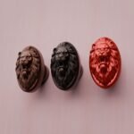 Comparaison couleur Rouge : poignée de meuble Médaillon Florentin Lion Rugissant M en résine biosourcée et cuivre (Holdon Paris)