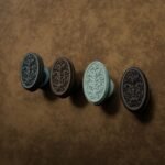 Comparaison des finitions — poignée de meuble Médaillon Florentin Rinceaux Bronze S — Holdon Paris