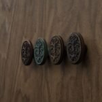 Comparaison couleur Marron : poignée de meuble Médaillon Florentin Rinceaux L en bronze et cuivre (Holdon Paris)